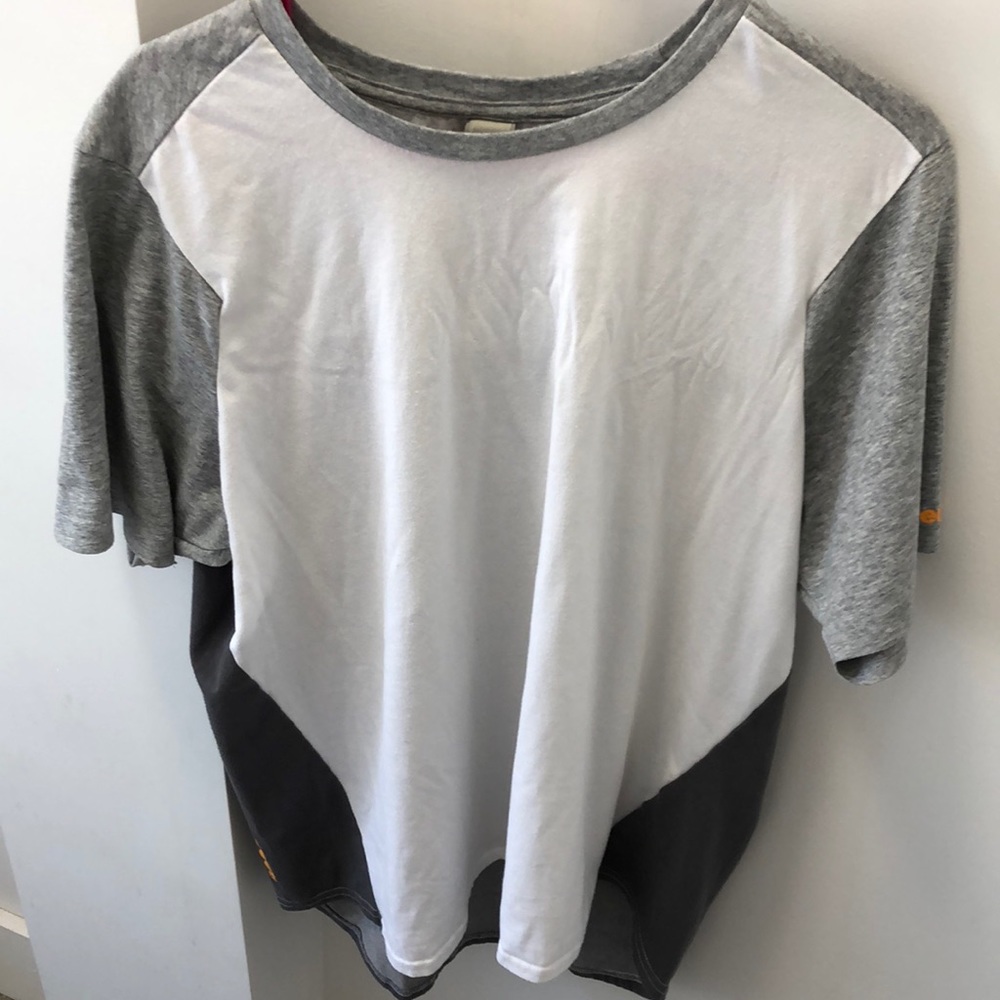 Men’s Tri-Color Bench T-Shirt XL Never Worn